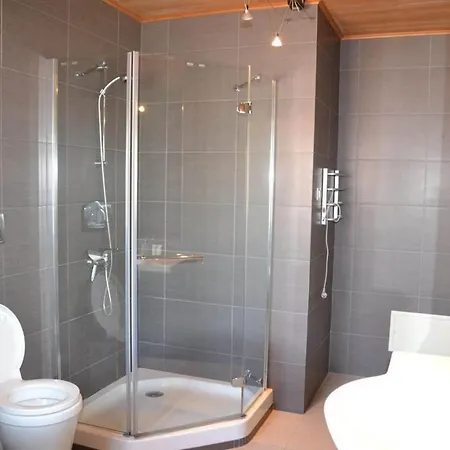 Spacious Villa With Pool 5 Minutes From The Beach בית נופש